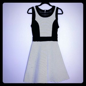 Karen Kane White/Black Fit & Flare Stretch Dress Size S